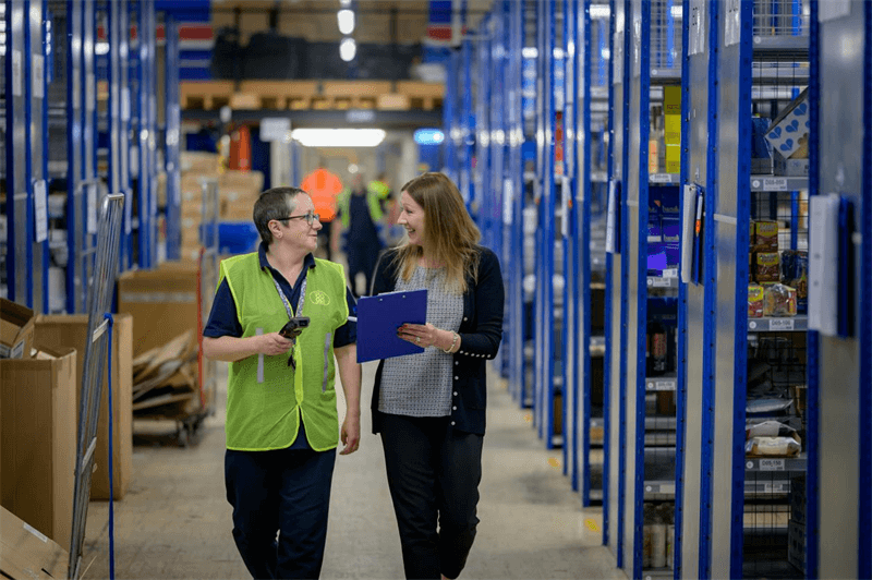 Warehouse worker using barkodekskanner